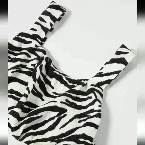 ZARA | Girl's White/Black Textured Animal Print Cropped Top - Picture 5 of 5